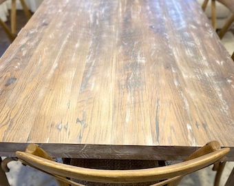 Esstisch aus Altholz mit Shabby Chic-Finish