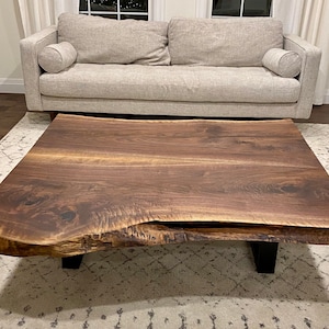 Mesa de borde vivo de nogal negro hecha a medida