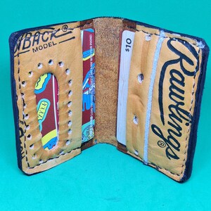 Cartera con diseño de guante de béisbol Tony Gwynn con el logotipo de Rawlings, tarjetero y cierre plegable vintage reciclado.