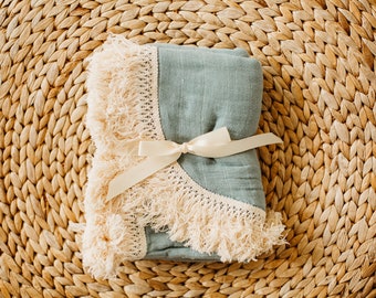 Couverture d'emmaillotage bohème en mousseline : gaze de coton bleu poudré avec franges