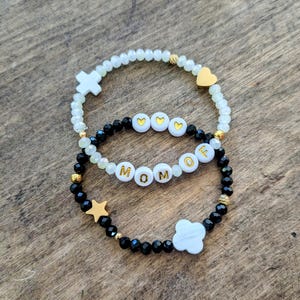 Pulsera de cuentas de cristal con dijes de nácar, personalizable - letras del alfabeto, borlas, trébol, corazón, estrella... nombre/apodo