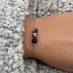 Plommonturmalinarmband • Inre styrka • Skyddande armband • Talisman • Ädelstensarmband • Ädelstensgåva • Lyckoamulett • Kraftförstärkare