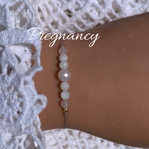 Kamień chroniący przed ciążą • Bransoletka z kamieni szlachetnych Bransoletka na szczęście • Biały agat kamień księżycowy • Prezent na baby shower • Wypełnienie 14-karatowym złotem • Srebro 925