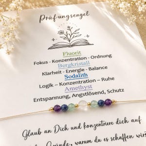 Könnte beinhalten: Ein zartes Armband mit kleinen facettierten Perlen aus Amethyst, Sodalith, Fluorit und einem Bergkristall, getrennt durch winzige goldfarbene Metallkugeln an einem beigen Band, präsentiert auf einer Karte mit deutschem Text und floralen Grafiken.