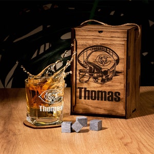 Personalisiertes Football Team Whiskygläser Set: Bourbon Geschenk mit Gravur und optionaler Holzbox
