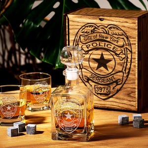 Gepersonaliseerde whiskykarafset: politieagent cadeau, gegraveerde houten kist