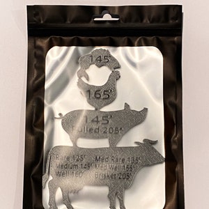 Puede incluir: Un juego de cuatro gu&iacute;as de term&oacute;metro de carne de metal con forma de pollo, cerdo y vaca. Las gu&iacute;as est&aacute;n etiquetadas con diferentes temperaturas para diferentes niveles de cocci&oacute;n, incluyendo poco hecho, poco hecho, medio, medio hecho, bien hecho y desmenuzado. Las gu&iacute;as est&aacute;n empaquetadas en una bolsa de pl&aacute;stico transparente con una cremallera negra.