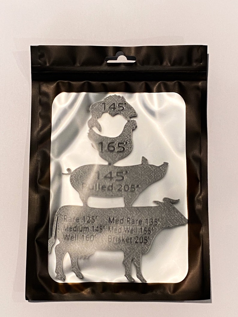 Puede incluir: Un juego de cuatro gu&iacute;as de term&oacute;metro de carne de metal con forma de pollo, cerdo y vaca. Las gu&iacute;as est&aacute;n etiquetadas con diferentes temperaturas para diferentes niveles de cocci&oacute;n, incluyendo poco hecho, poco hecho, medio, medio hecho, bien hecho y desmenuzado. Las gu&iacute;as est&aacute;n empaquetadas en una bolsa de pl&aacute;stico transparente con una cremallera negra.