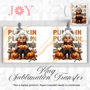 Op de afbeelding: Een sublimatie-transferontwerp voor een mok met een cartoon oma die op een bankje zit met pompoenen en de tekst "Pumpkin Season".
