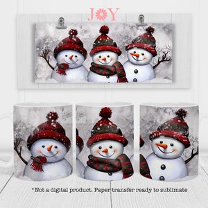 Pode incluir: Tr&ecirc;s bonecos de neve com chap&eacute;us e cachec&oacute;is vermelhos e brancos, de p&eacute; em uma paisagem nevada. Os bonecos de neve est&atilde;o sorrindo e t&ecirc;m olhos pretos e bot&otilde;es. O fundo &eacute; cinza claro com flocos de neve brancos.