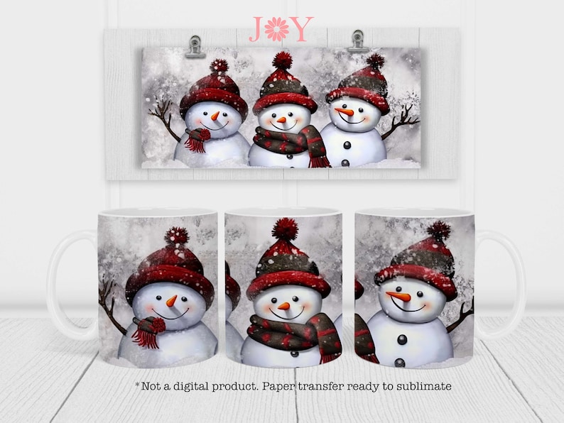 Pode incluir: Tr&ecirc;s bonecos de neve com chap&eacute;us e cachec&oacute;is vermelhos e brancos, de p&eacute; em uma paisagem nevada. Os bonecos de neve est&atilde;o sorrindo e t&ecirc;m olhos pretos e bot&otilde;es. O fundo &eacute; cinza claro com flocos de neve brancos.