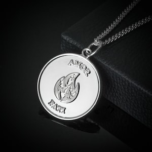 Amor Fati Anhänger Halskette - Versilberter stoischer Schmuck