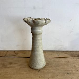 Vintage Cooper Studio Keramik Hohe Bud Vase mit Blütenblatt Rim Rand Detail. In gutem Zustand