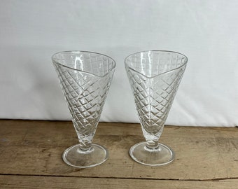 Vintage Paar Klarglas-Eisbecher-Gläser mit aufgeprägten Waffel-Design - sehr hübsche Dessertgläser. Guter Zustand