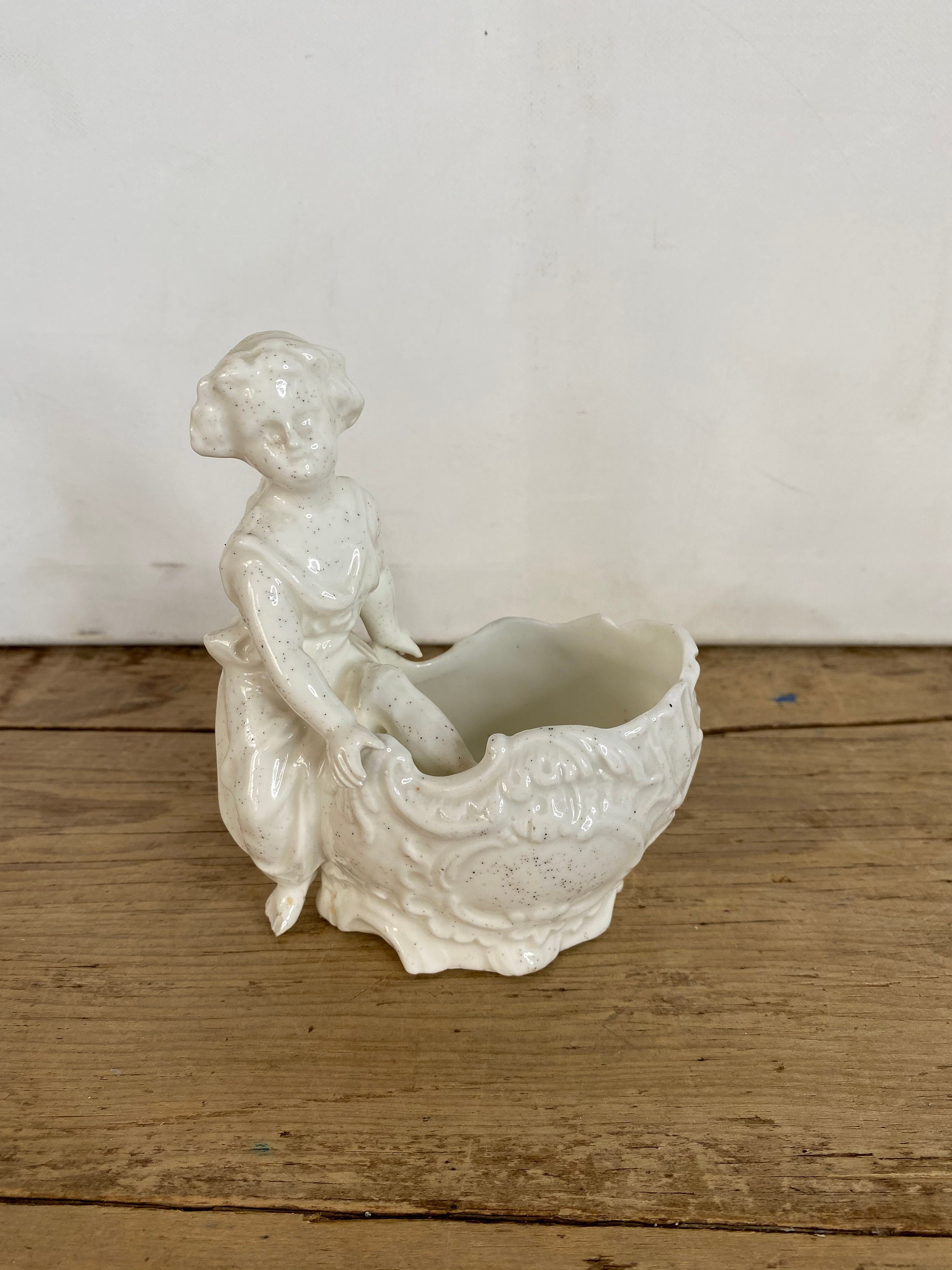 ヴィンテージ 小さな白い素焼きの少女とバスケットの置物 / 装飾品