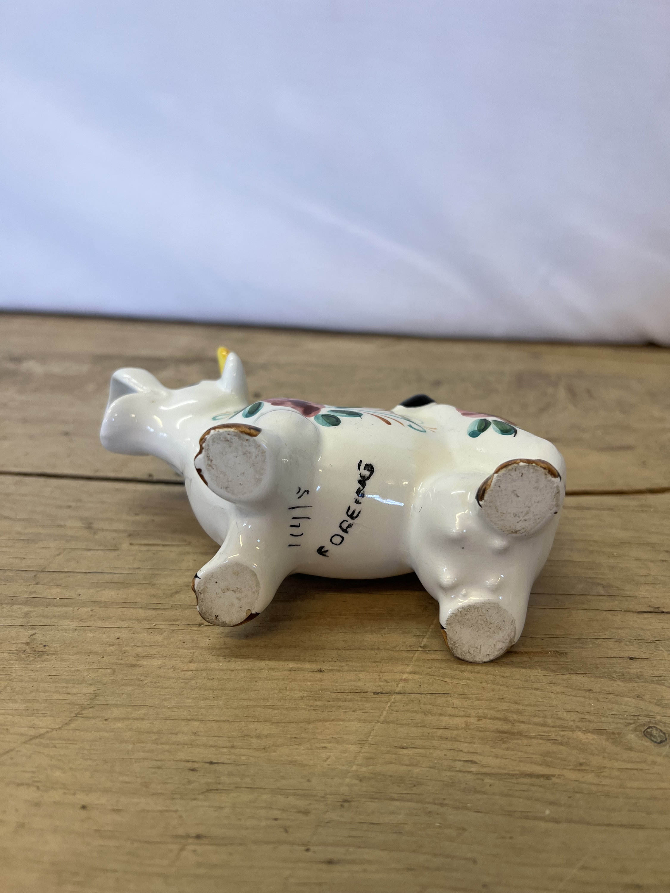 ビンテージの白い花柄の牛の置物。かわいい装飾品。牛好きの方に