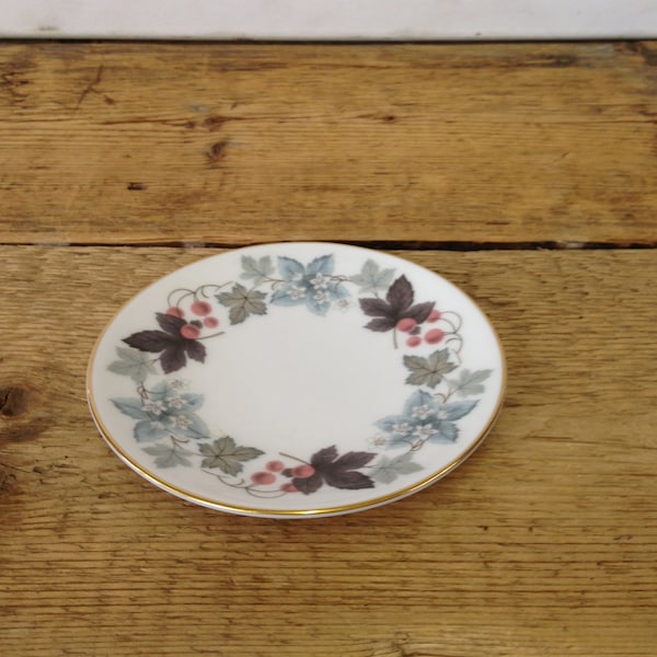 Vintage Camelot Pattern Royal Doulton Small 5 Inch Plate. Pretty Design. In Good Condition.