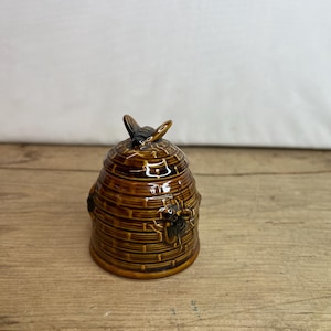 Vintage 1960&#39;s Unnamed Small Preserve Honey Jam Pot Hive Design Bumblebee Lidded Preserve Pot in Good Condition