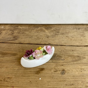 Vintage paar mooie kanovormige coalport witte posy logs met roze, geel & rood. In goede staat. Heel mooie kleine ornamenten.
