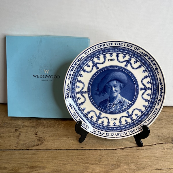 Vintage Boxed Wedgwood Daily Mail Commemorative Plate For The Queen Mother 2002. Good Condition