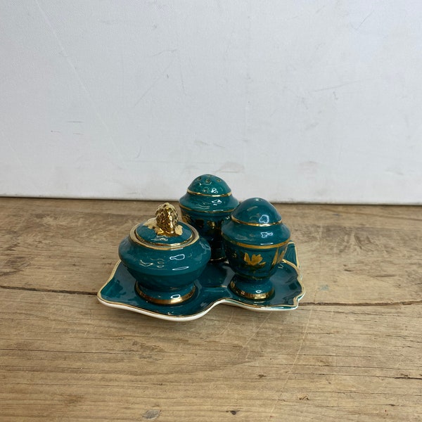 Vintage Wade ‘Regal Green’ Cruet Set - Salt, Pepper and Mustard Pots on a Tray Teal with Gold Design In Good Condition - missing stoppers