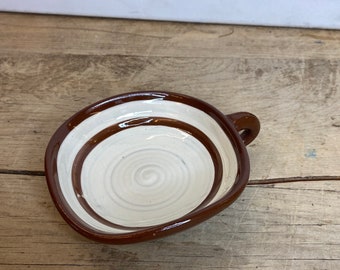 Vintage Unnamed Studio Pottery Shallow Square Cup / Mug Cream Cream and Brown En buenas condiciones.