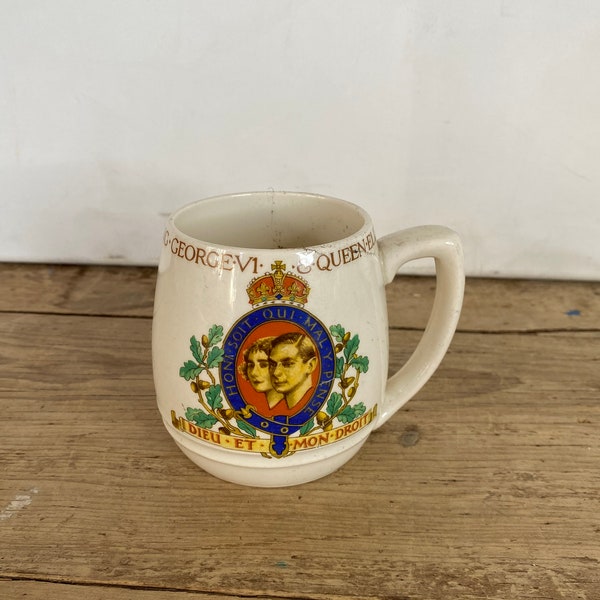 Vintage Solian Ware Soho Pottery 1937 George VI Coronation Mug Colourful Royalty Souvenir. Regalo del Municipio de Derby Buen estado