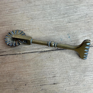 Vintage Solid Brass Pastry Wheel & Pie Edge Crust Crimper. Good Condition.