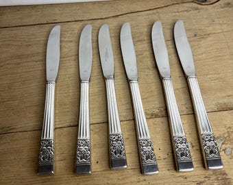 Juego vintage de 6 cuchillos de postre estilo plato comunitario, modelo Hampton Court. En buen estado.