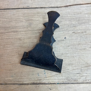 Clip de letras antiguo de metal con resorte para montar en la pared. Bonita pieza sólida y gruesa con resorte fuerte. En buen estado.