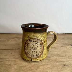 Caneca de estúdio amarela do jubileu de prata da rainha Elizabeth II vintage incomum 1952-1977. Família Real Inglesa, Lembrança Real. Boa condição