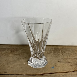 Vintage Cone Shaped Twisted Angular Clear Cut Glass Tall Vase 70&#39;s In Good Condition