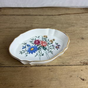 Vintage Wedgwood Avebury Pattern Fine Bone China Oval Pin Dish Blue Flowers with Gilt Edge. In Good Condition