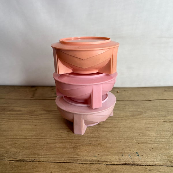 Vintage 1930 Peach, Pink Bakelite Dubarry Shaving Soap Holder Screw Top, Standing on Three Legs Made in England, in Good Condition