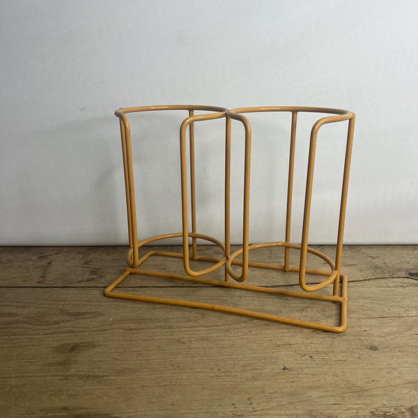Vintage Pale Orange Metal Mug Tree / Cup Stand. Great Retro Kitchenalia. Good Condition