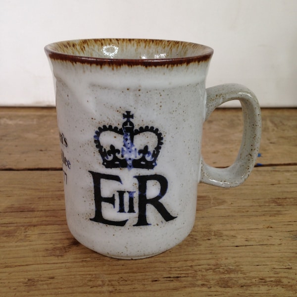 Niezwykły kubek z okazji srebrnego jubileuszu królowej Elżbiety II, rocznik 1952-1977. Przez firmę Dunoon Ceramics. Angielska rodzina królewska, królewska pamiątka. Dobry stan