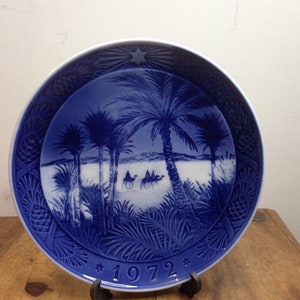 Vintage Royal Copenhagen Christmas Plate 1972 In the Desert Blue and White Decorative Plate In Good Condition