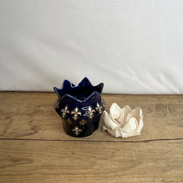 Vintage Unnamed Pottery Royal Blue Pot Pourri Vase with Fleur De Lys Design with White Fabric Origami Cover. In Good Condition