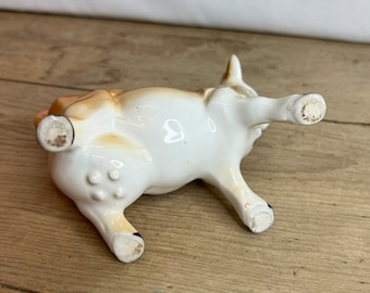 ビンテージの茶色と白のジャージー牛の置物、ベル付き。かわいい