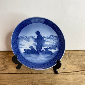 Vintage Boxed Royal Copenhagen Christmas Plate 1978 Greenland Scenery Blue and White Decorative Plate In Good Condition