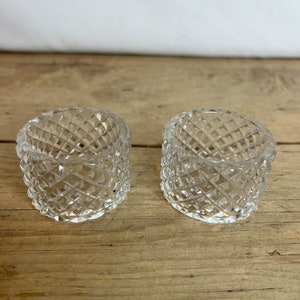 Par vintage de servilleteros redondos de cristal tallado, muy bonitos y en buen estado.