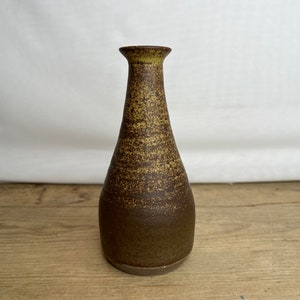 Vase vintage signé mais illisible Chunky Studio Pottery Conical Bud Vase, nuances de brun. En bon état.