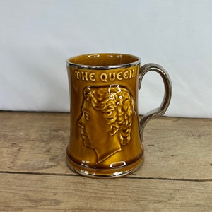 Vintage Unnamed Treacle Glazed "The Queen" Elizabeth II Silver Jubilee Souvenir Tankard / Mug Good Condition