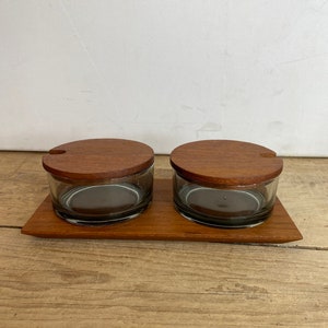 Vintage Unnamed Mid Century Retro Pair of Preserve Pots on a Teak Board, Smoked Glass pots with Teak Lids. Muy elegante en buenas condiciones