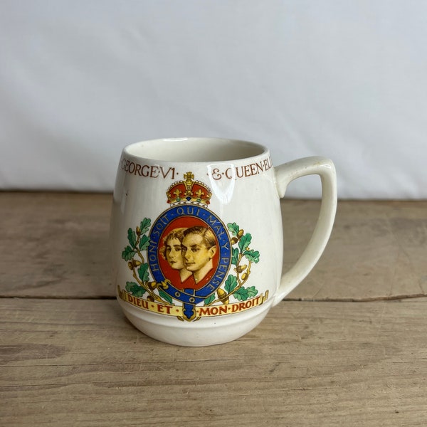 Vintage Newhall Handley Pottery 1937 George VI Coronation Mug Colourful Royalty Souvenir. Buen estado