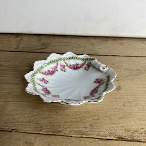 Antique Victorian Shell Shaped Pretty Floral Design Trinket Dish Fluted Edge Floral Design - In Good Condition