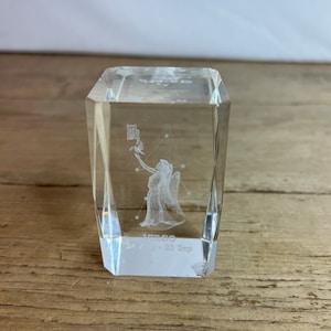 Vintage 3D Laser geätzt Quadrat Kristall Briefbeschwerer Jungfrau Sternzeichen Design Kleiner Chip am Rand ansonsten Guter Zustand