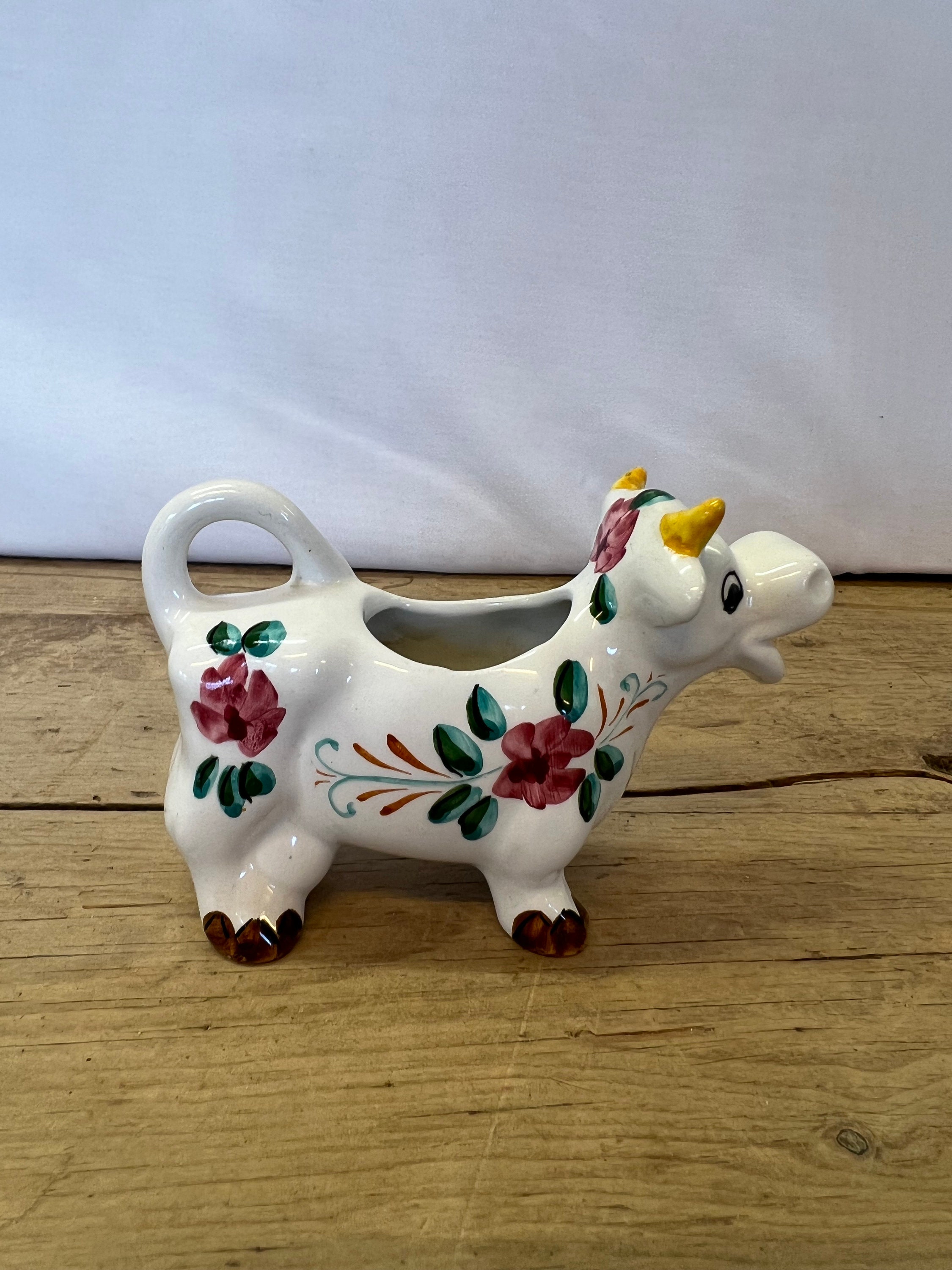 ビンテージの白い花柄の牛の置物。かわいい装飾品。牛好きの方に