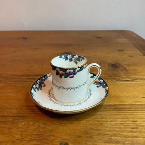 Vintage Krone Staffordshire Demitasse Kaffeetasse / Dose und Untertasse schwarz, lila, Orange & grün Blumendesign mit vergoldeten Rand guten Zustand