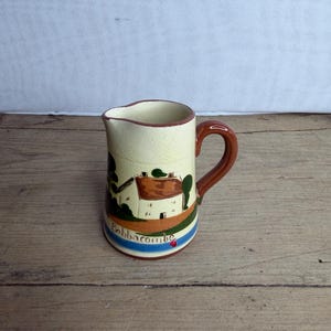 Stary, gliniany dzbanek na śmietankę Royal Watcombe Pottery Devon Motto Ware firmy Babbacombe. „Piękna rzecz to radość na zawsze”. Dobry stan.